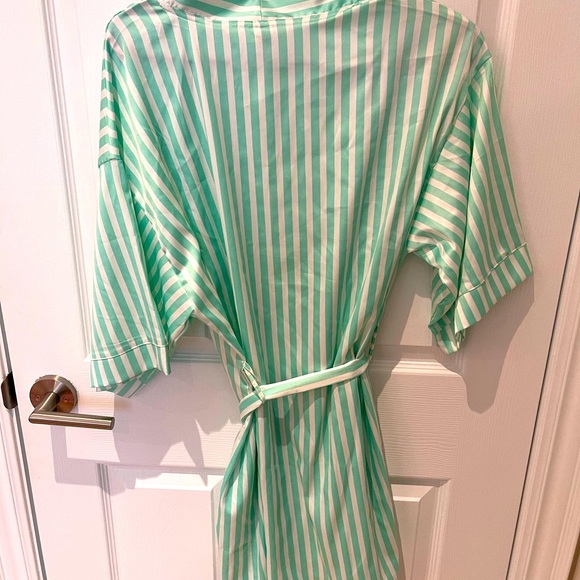 Robe - Picture 2 of 3